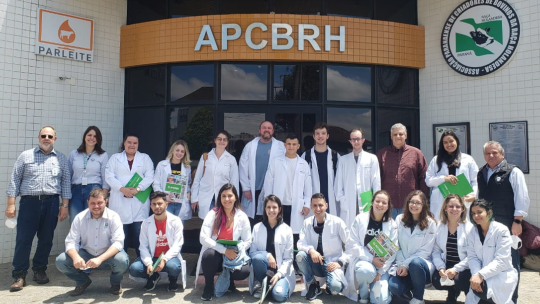 APCBRH recebe alunos de medicina veterinária da UniBrasil