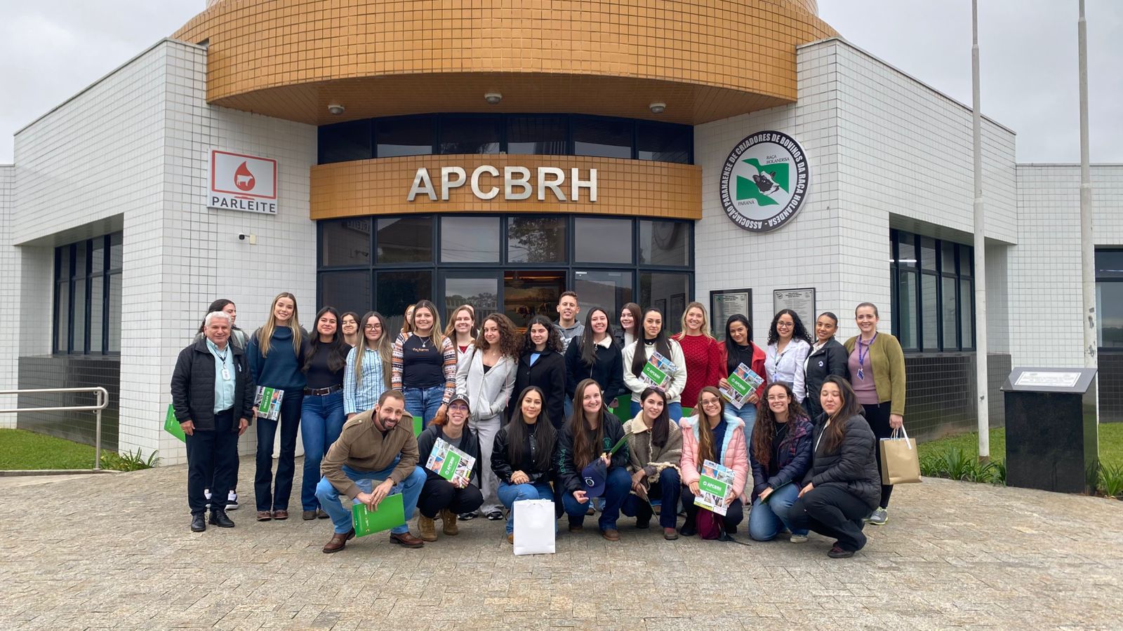 Estudantes da Universidade Positivo realizam visita técnica à APCBRH